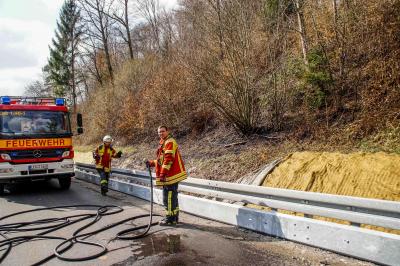 Stuttgart: Gruenstreifen an der Mahndentalstrasse faengt Feuer.